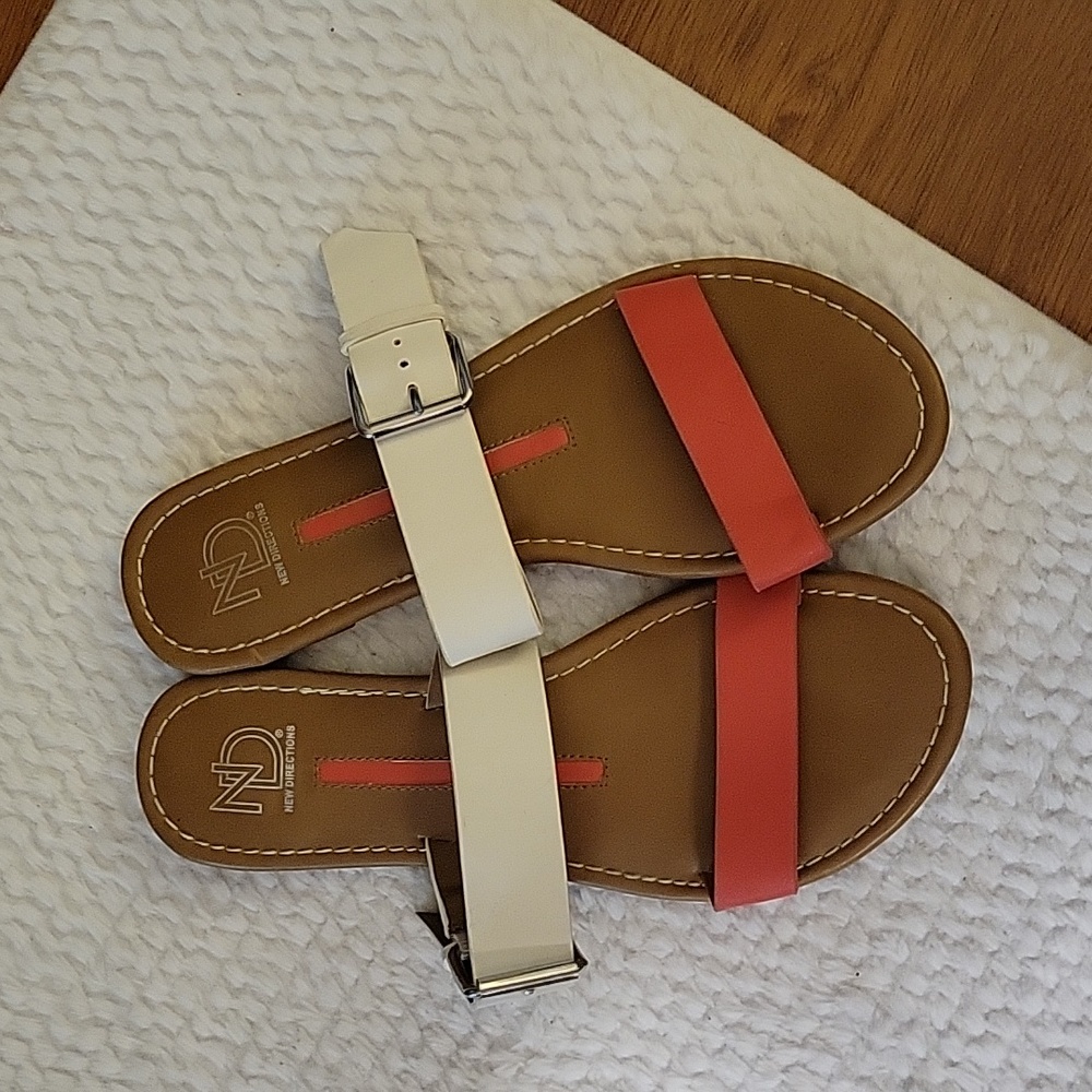 New Directions coral white flat sandals silver buckles tan padded footbed 8 EUC…